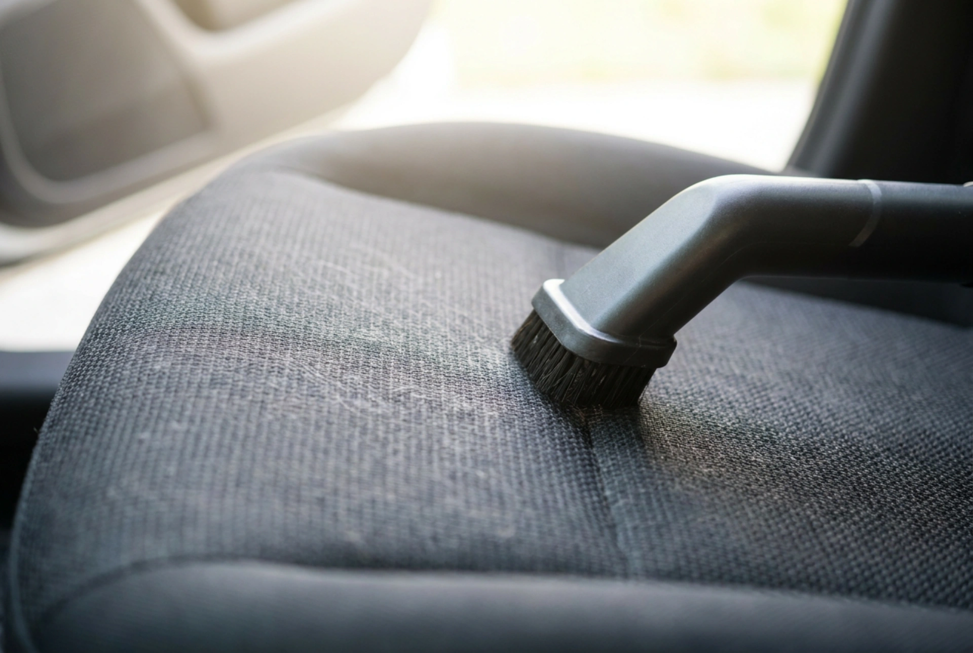 Pranje automobilskih sjedala usisavačem bez viška vlage