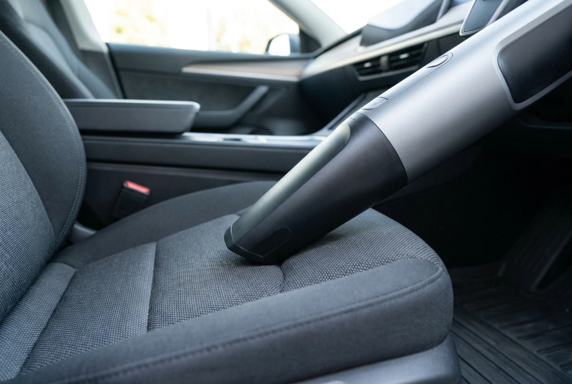 Kako temeljito očistiti automobil snažnim usisavačem za auto